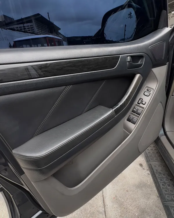 Toyota 4Runner asientos, volante, consola y puertas: panel de puerta antes, en Monster Garage Vzla