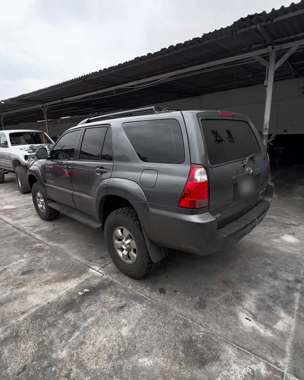 Toyota 4Runner rojo candy: trasera antes, en Monster Garage Vzla