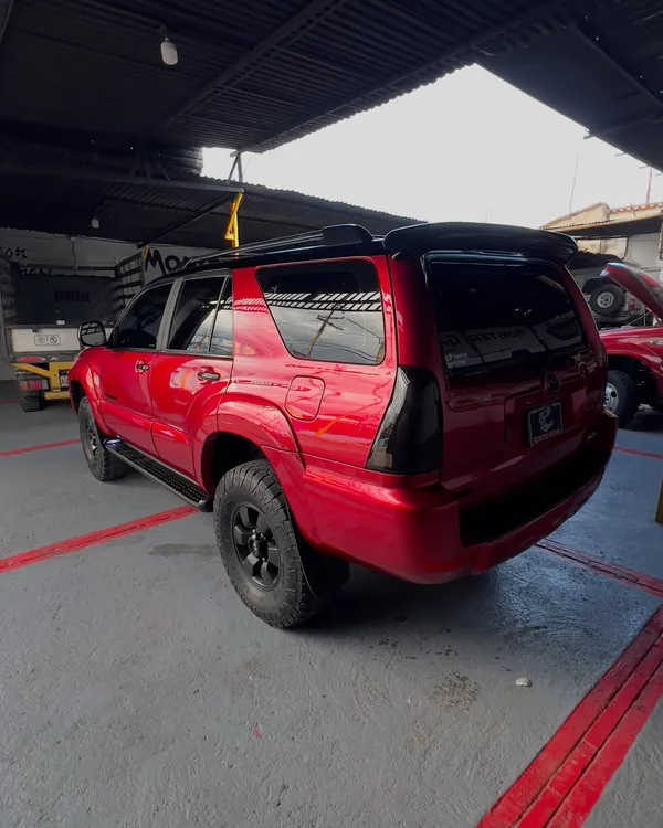 Toyota 4Runner rojo candy: trasera después, en Monster Garage Vzla, Valencia