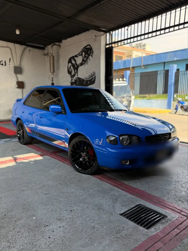 Toyota Corolla, azul, en Monster Garage Vzla, Valencia