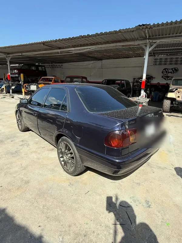 Toyota Corolla azul: trasera antes, en Monster Garage Vzla