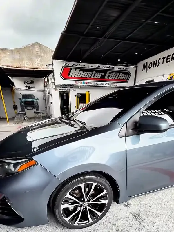 Toyota Corolla gris, gris, en Monster Garage Vzla, Valencia