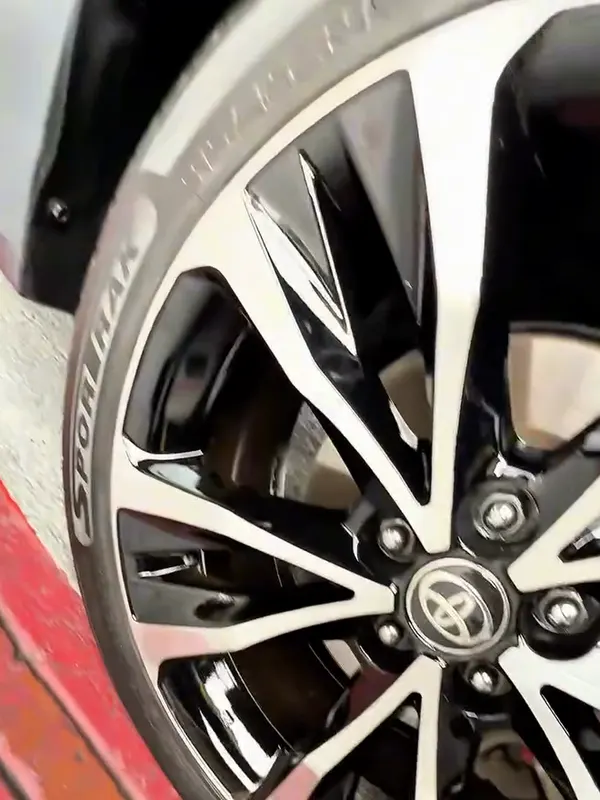 Toyota Corolla gris gris: rines después, en Monster Garage Vzla, Valencia