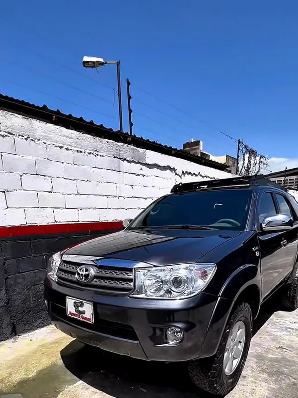 Toyota Fortuner (azul a negra), negro, en Monster Garage Vzla, Valencia