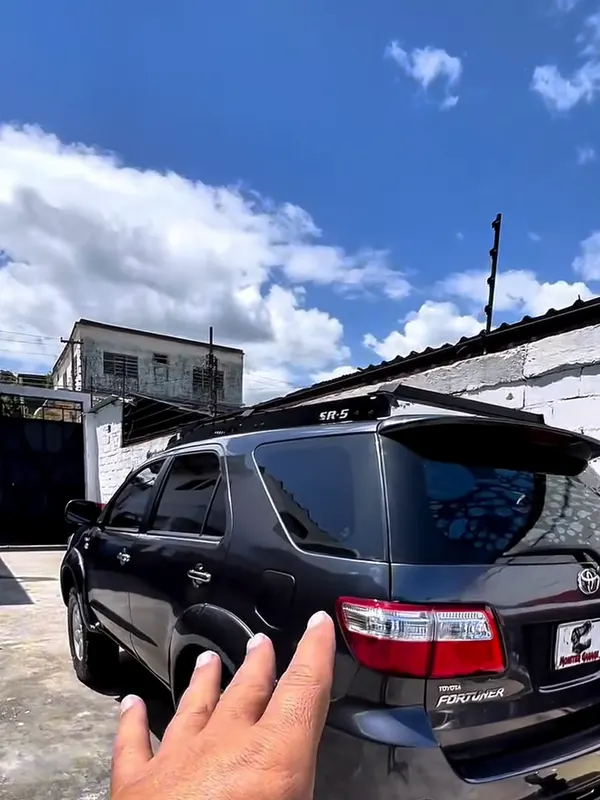 Toyota Fortuner (azul a negra) negro: trasera después, en Monster Garage Vzla, Valencia