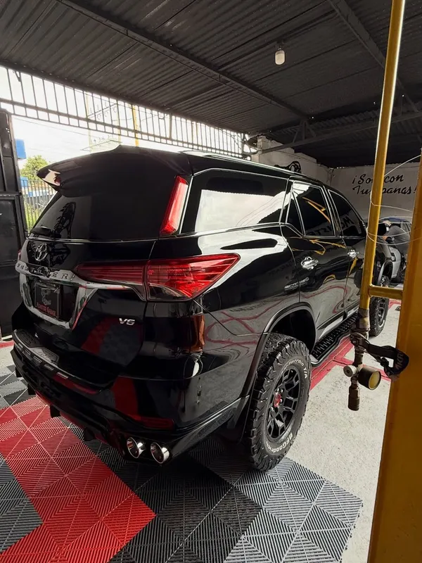 Toyota Fortuner, negro, en Monster Garage Vzla, Valencia