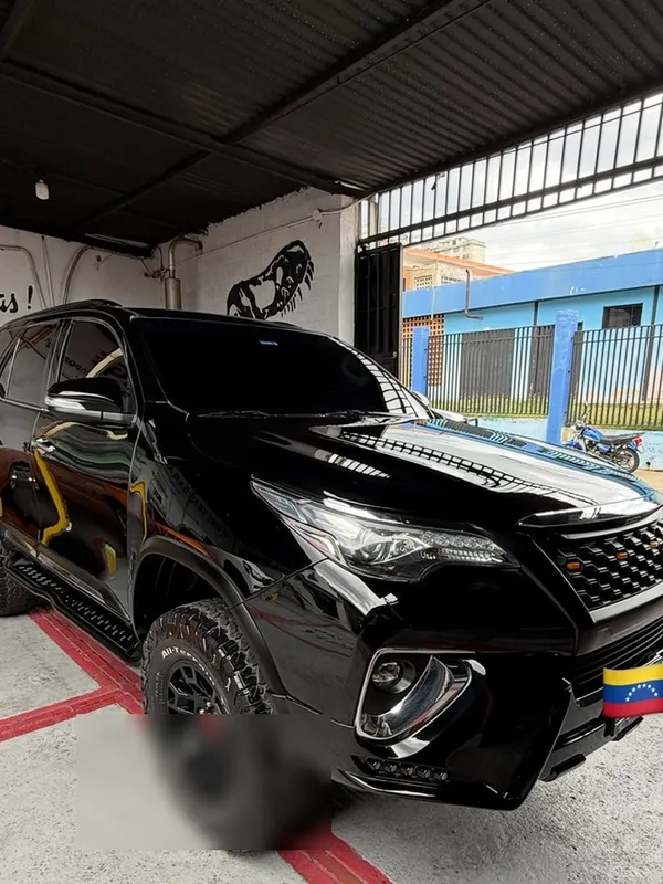Toyota Fortuner negro en Monster Garage Vzla, Valencia (foto 1)