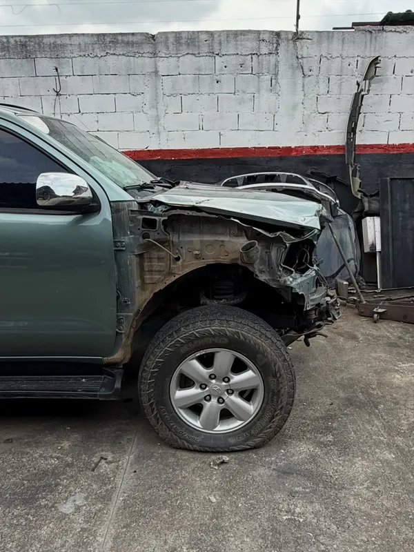 Toyota Fortuner verde: lateral antes, en Monster Garage Vzla