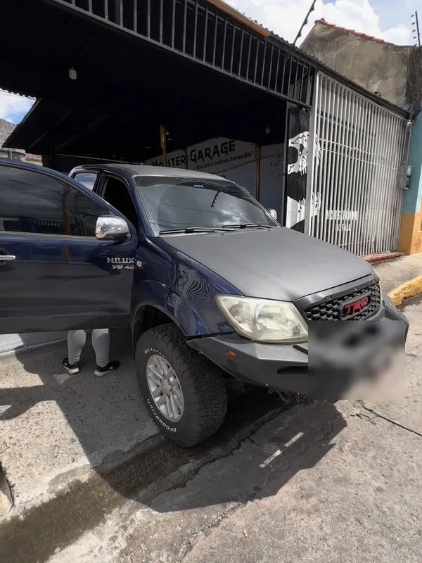 Toyota Hilux gris a negro: antes y después antes, en Monster Garage Vzla