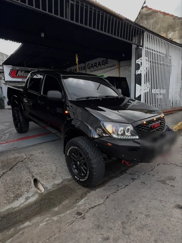 Toyota Hilux, gris a negro, en Monster Garage Vzla, Valencia