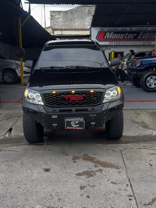 Toyota Hilux gris a negro en Monster Garage Vzla, Valencia (foto 1)