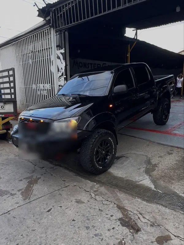 Toyota Hilux gris a negro: lateral después, en Monster Garage Vzla, Valencia