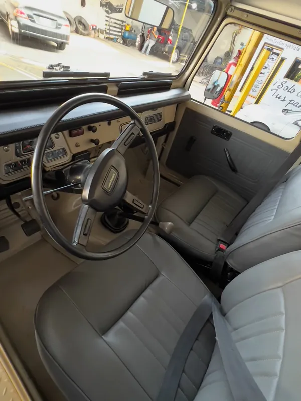 Toyota Land Cruiser clásico interior original restaurado en Monster Garage Vzla, Valencia (foto 3)