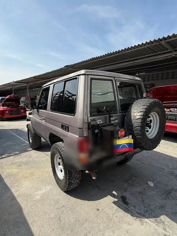 Toyota Land Cruiser, gris, en Monster Garage Vzla, Valencia