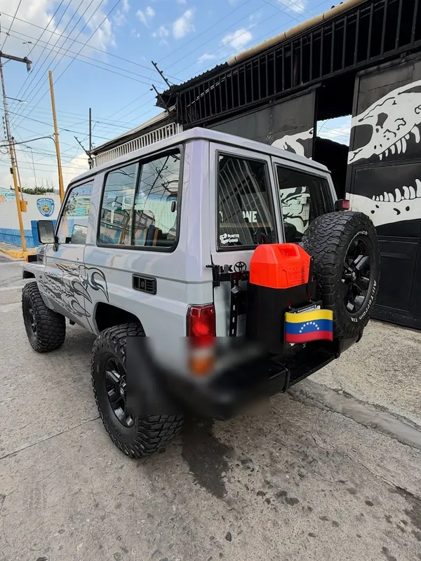 Toyota Land Cruiser gris en Monster Garage Vzla, Valencia (foto 2)