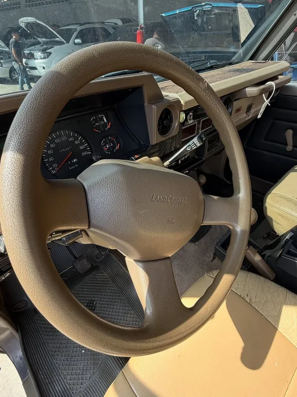 Toyota Land Cruiser interior beige en Monster Garage Vzla, Valencia (foto 2)