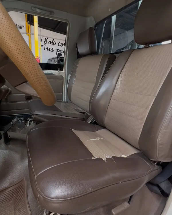 Toyota Land Cruiser Hembrita asientos: asientos antes, en Monster Garage Vzla