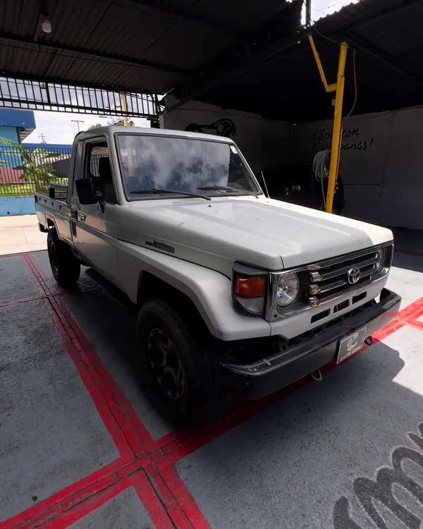 Toyota Land Cruiser Hembrita beige con franjas: antes y después antes, en Monster Garage Vzla