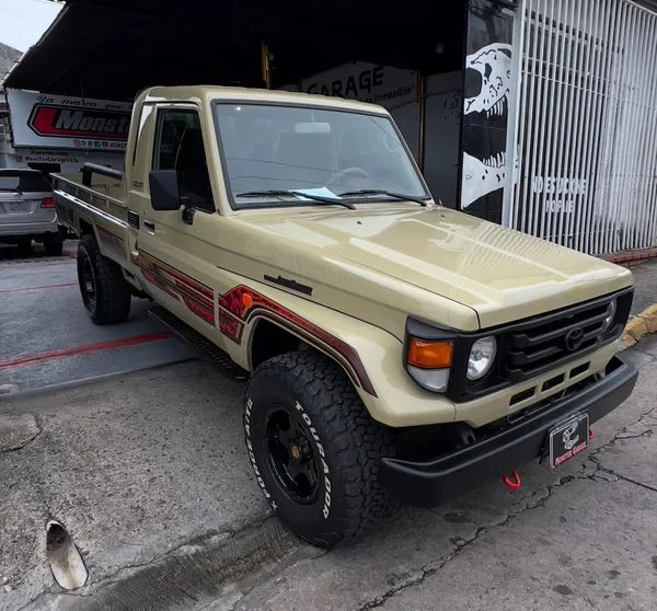 Toyota Land Cruiser Hembrita, beige con franjas, en Monster Garage Vzla, Valencia