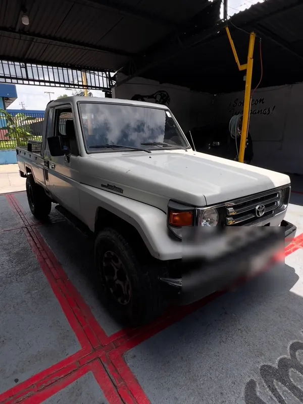Toyota Land Cruiser Hembrita beige con franjas: lateral y trasera antes, en Monster Garage Vzla