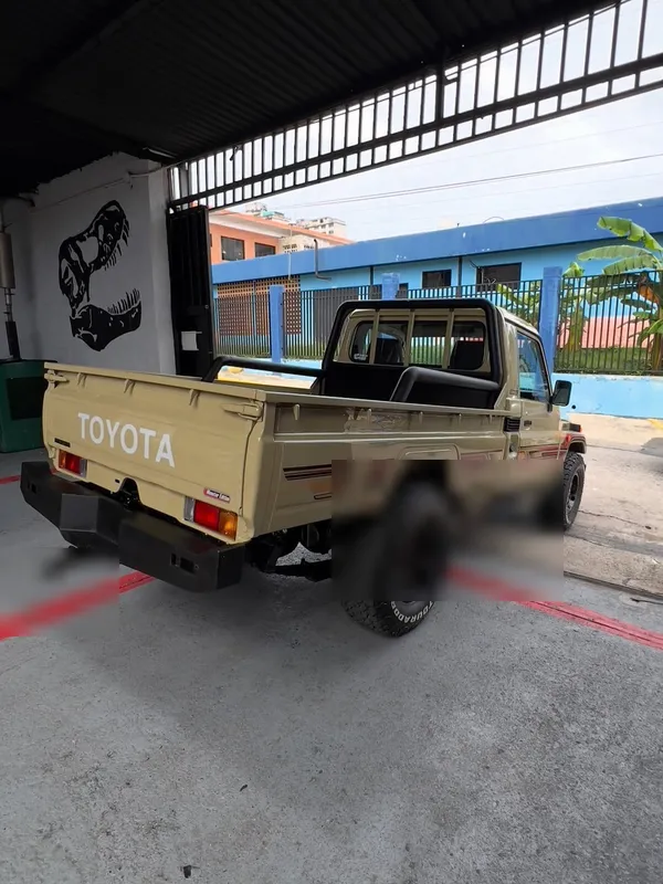 Toyota Land Cruiser Hembrita beige con franjas: lateral y trasera después, en Monster Garage Vzla, Valencia