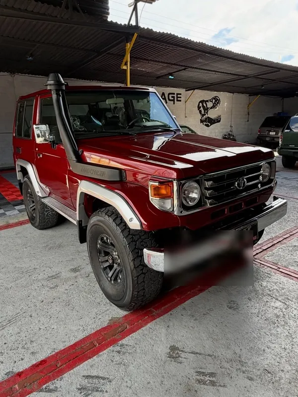 Toyota Machito, beige a vinotinto, en Monster Garage Vzla, Valencia
