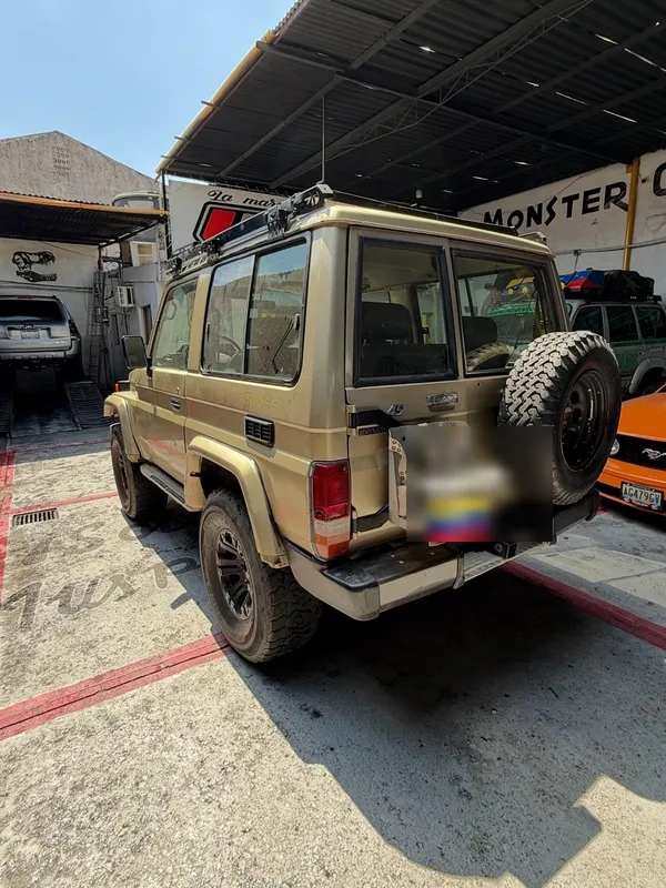 Toyota Machito beige a vinotinto: trasera antes, en Monster Garage Vzla