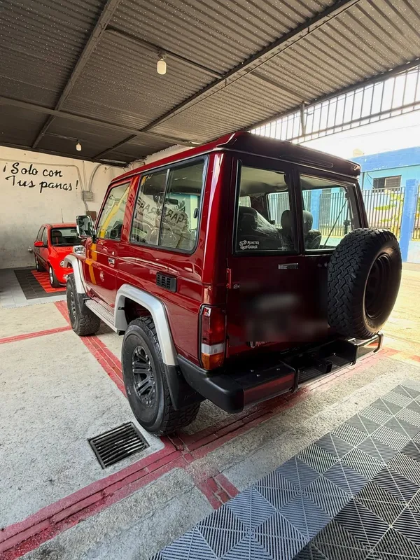 Toyota Machito beige a vinotinto: trasera después, en Monster Garage Vzla, Valencia