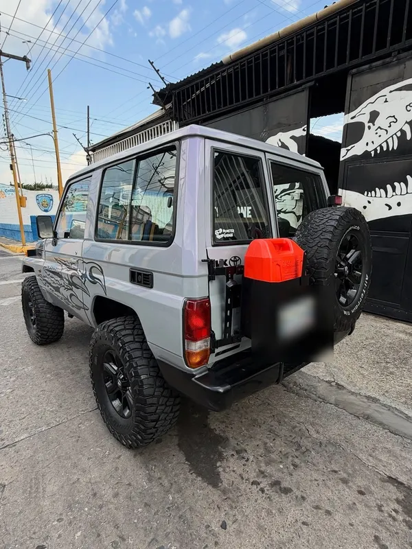 Toyota Machito, gris a plata, en Monster Garage Vzla, Valencia