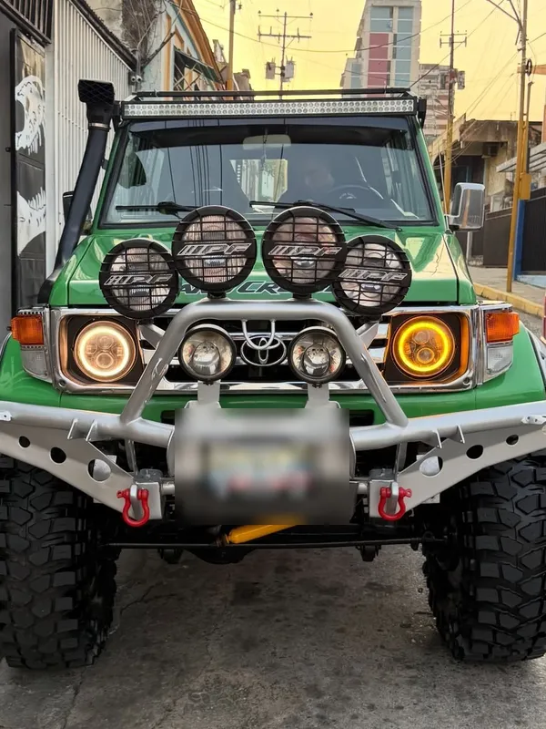 Toyota Machito verde verde con detalles en Monster Garage Vzla, Valencia (foto 2)