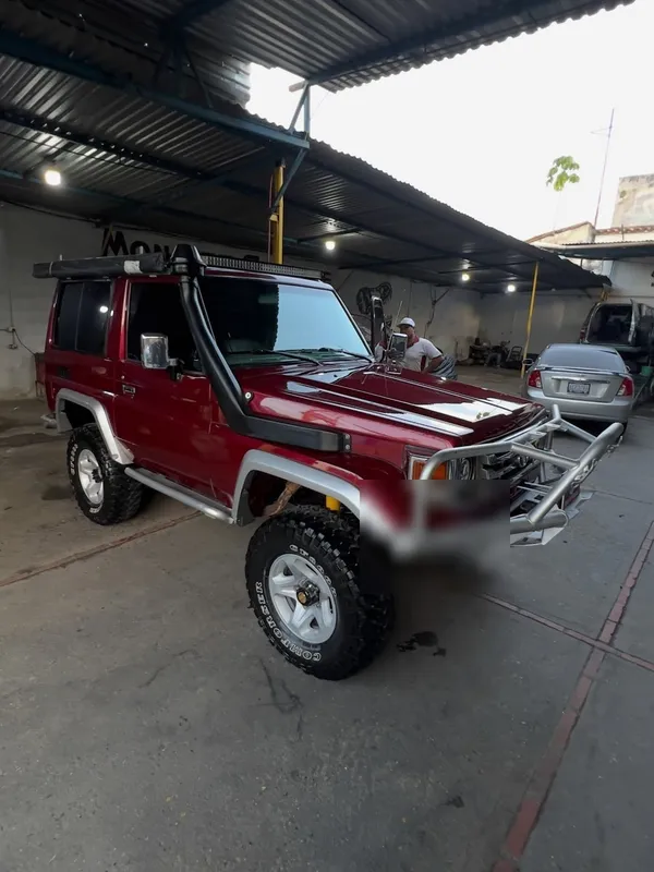Toyota Machito, vinotinto, en Monster Garage Vzla, Valencia