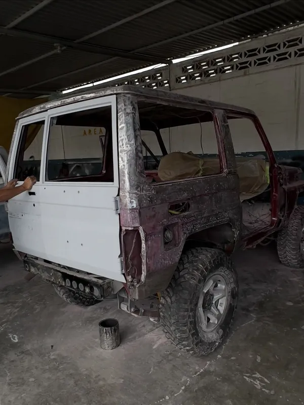 Toyota Machito vinotinto: lateral antes, en Monster Garage Vzla