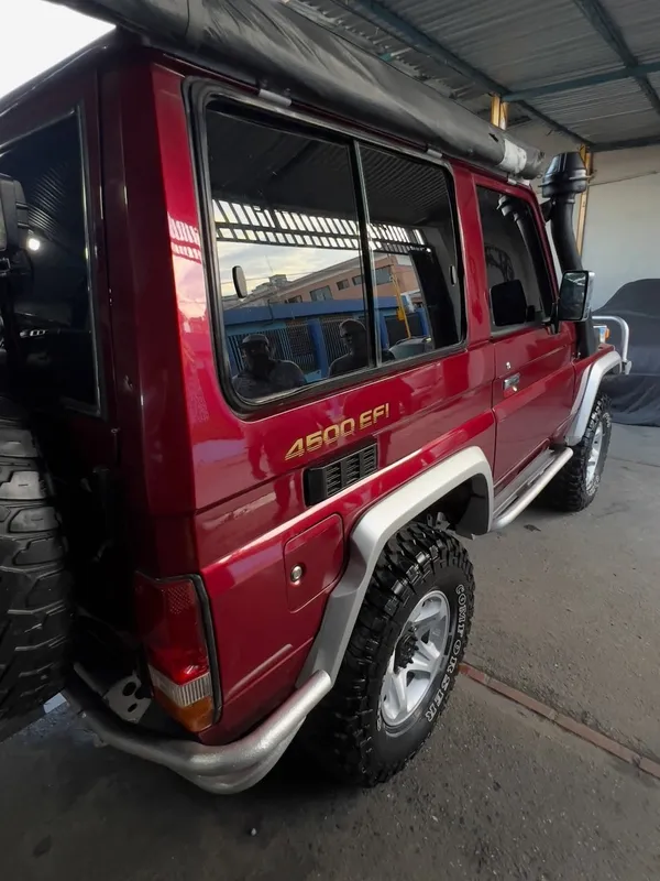 Toyota Machito vinotinto: lateral después, en Monster Garage Vzla, Valencia