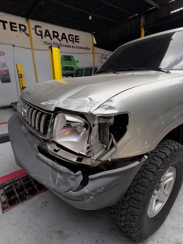 Toyota Prado, plata, en Monster Garage Vzla, Valencia