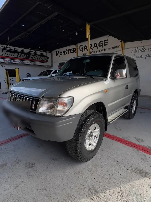 Toyota Prado, plata, en Monster Garage Vzla, Valencia