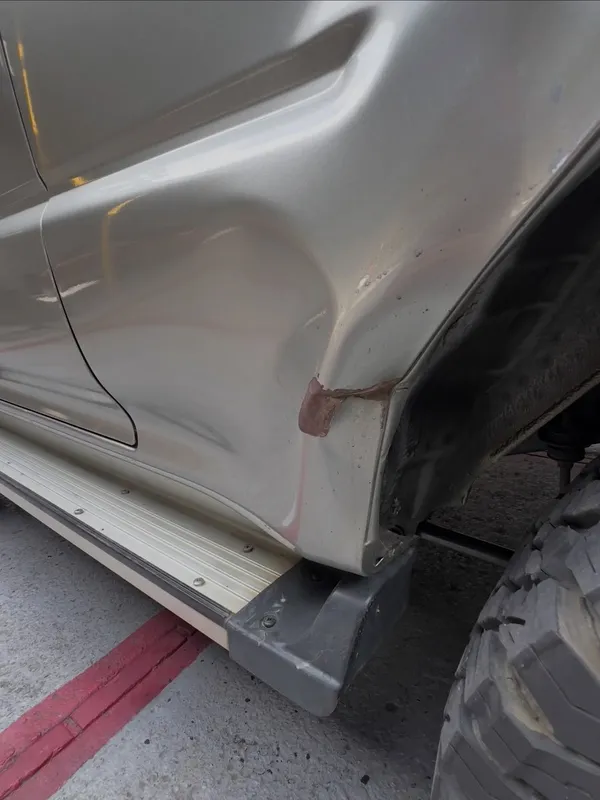 Toyota Prado plata: detalle del golpe antes, en Monster Garage Vzla