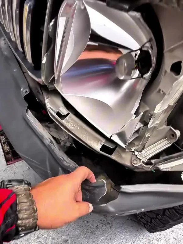 Toyota Prado plata: faro y trompa antes, en Monster Garage Vzla