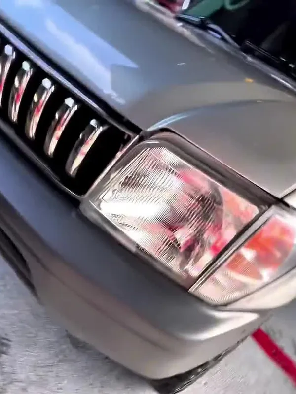 Toyota Prado plata: faro y trompa después, en Monster Garage Vzla, Valencia