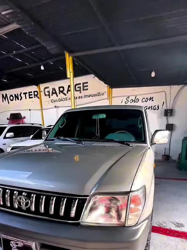 Toyota Prado plata: trompa completa después, en Monster Garage Vzla, Valencia